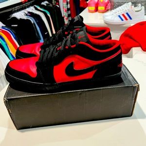 Jordan v.2 black and red barely used